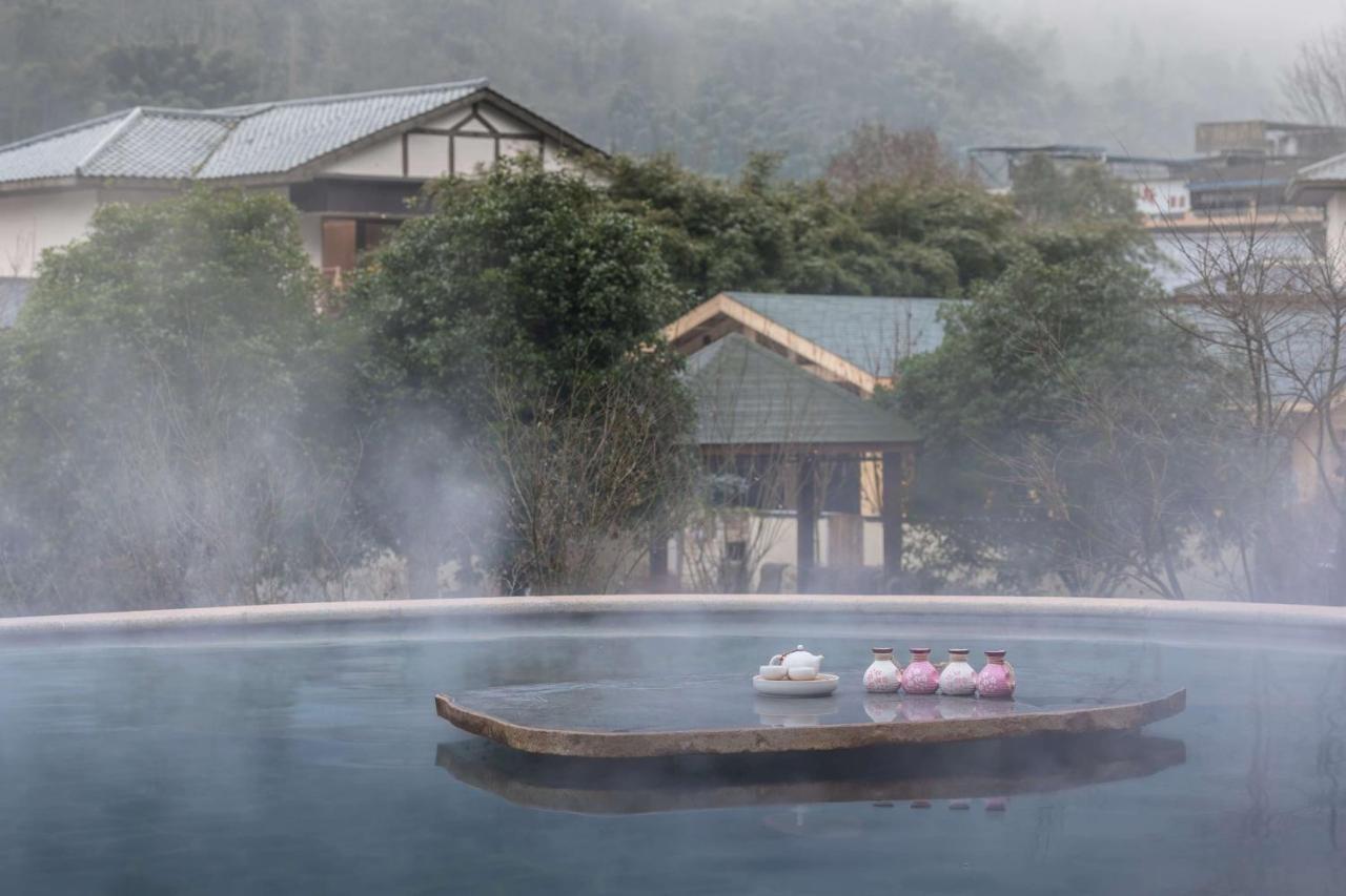 Howard Johnson Huashuiwan Hot Springs Resort เฉิงตู ภายนอก รูปภาพ