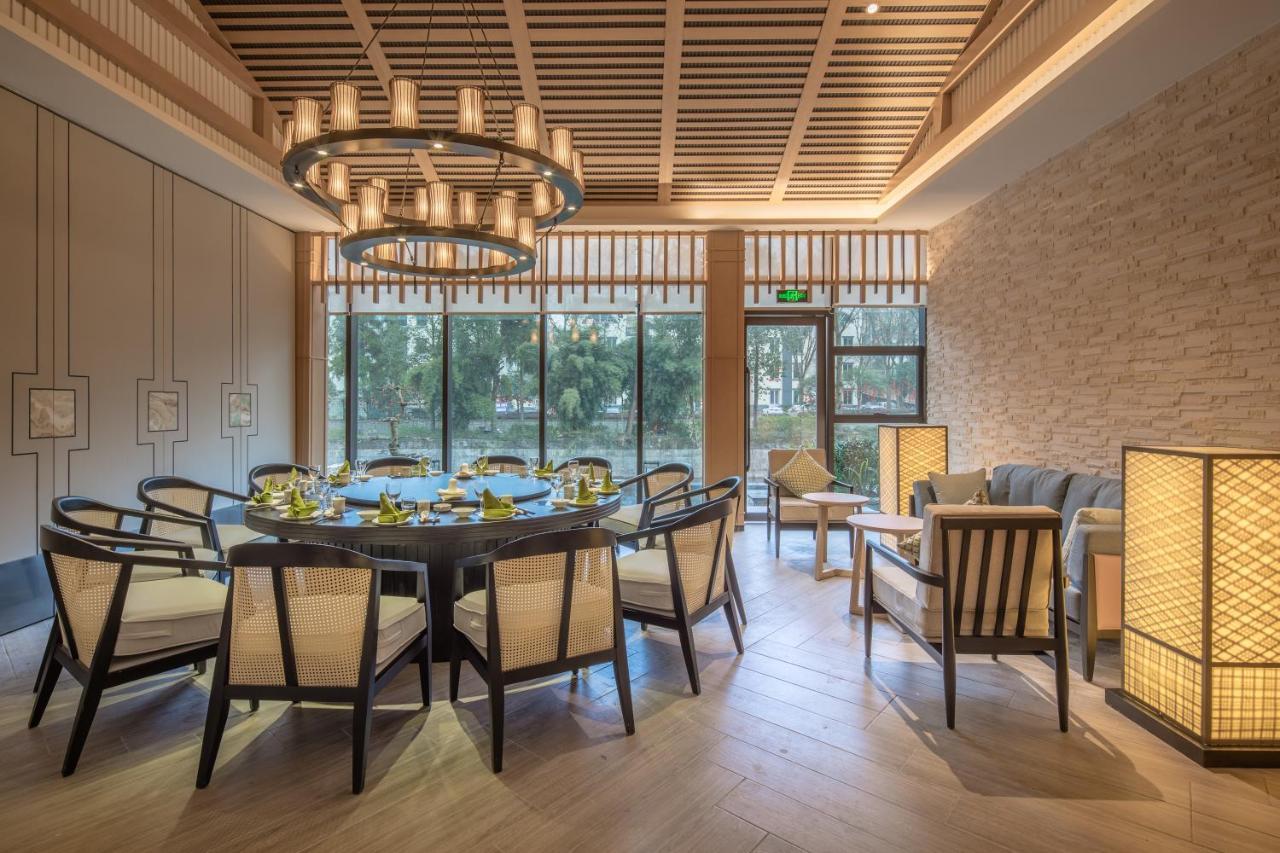 Howard Johnson Huashuiwan Hot Springs Resort เฉิงตู ภายนอก รูปภาพ