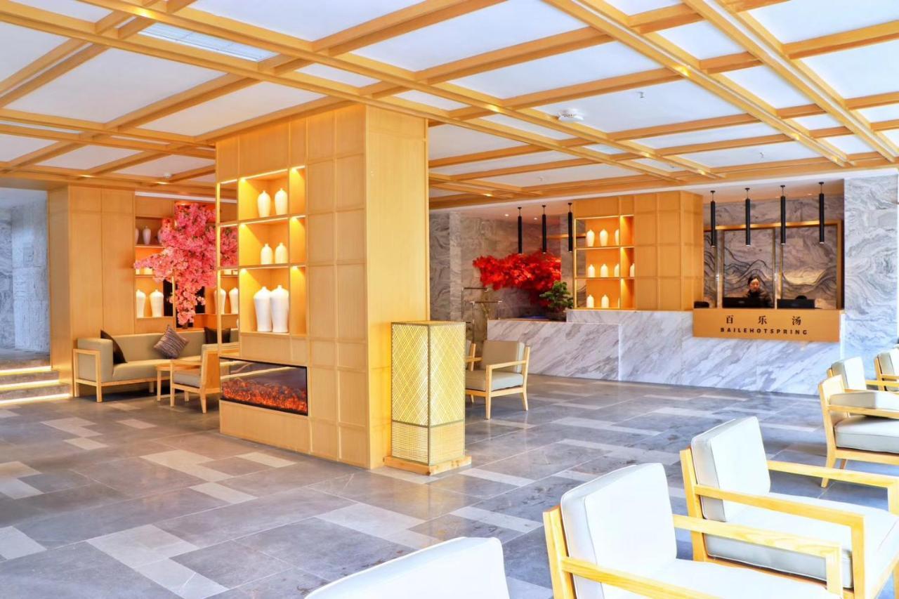 Howard Johnson Huashuiwan Hot Springs Resort เฉิงตู ภายนอก รูปภาพ