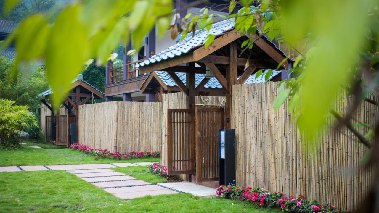 Howard Johnson Huashuiwan Hot Springs Resort เฉิงตู ภายนอก รูปภาพ